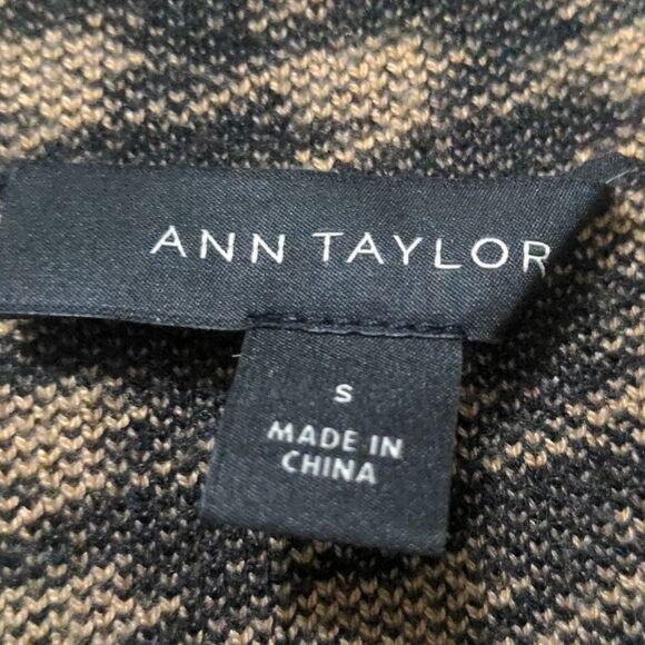 Ann Taylor Tan Houndstooth Mockneck Sweater - Picture 3 of 5